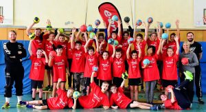 Schülerinnen und Schüler der EKS treffen auf zwei Handballprofis der MT Melsungen