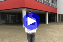 Dies ist eine Produktion von Spanisch-Schülern des Jahrgangs 8. Sie führen auf spanisch durch unser Schulgebäude.