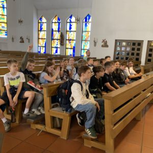 Schüler besuchen Kirche