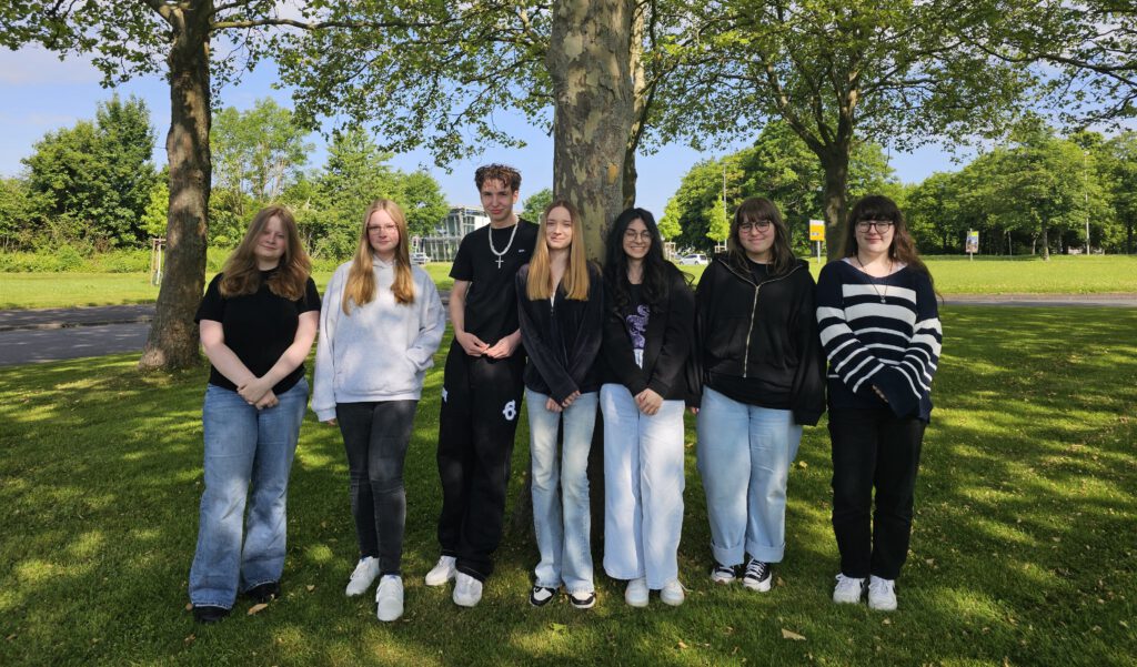 Schülerinnen und Schüler legen Cambridge PET Prüfung ab
