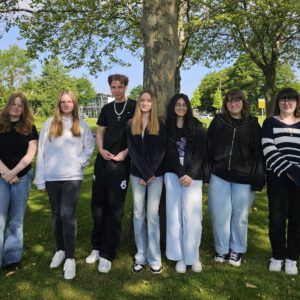 Schülerinnen und Schüler legen Cambridge PET Prüfung ab