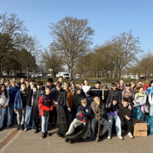Jahrgang 5 sammelt Müll