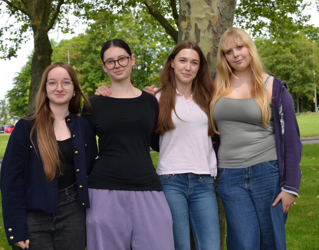 Schülerinnen legen Cambridge PET-Prüfung ab