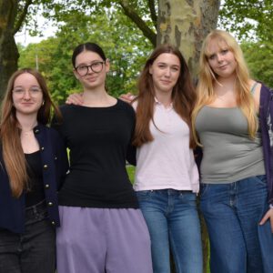 Schülerinnen legen Cambridge PET-Prüfung ab