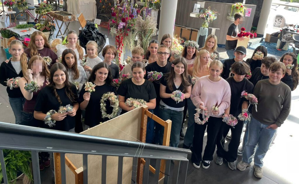 Schülerinnen und Schüler gestalten florale Werkstücke