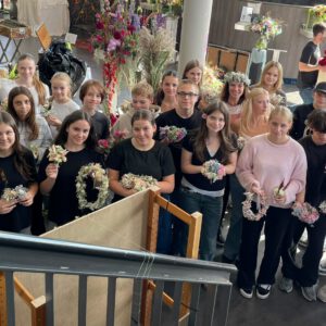 Schülerinnen und Schüler gestalten florale Werkstücke